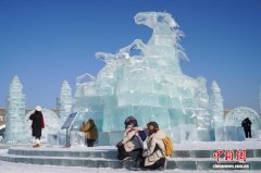 农历马年临近 游客打卡哈尔滨冰雪大世界内 “冰雕马”