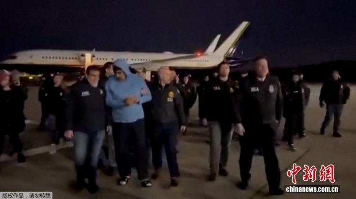 当地时间1月3日凌晨，美国对委内瑞拉实施军事打击并抓走马杜罗及其夫人。据美国哥伦比亚广播公司(CBS)报道，被美国强行控制的委内瑞拉总统马杜罗及其妻子弗洛雷斯将于当地时间1月5日在美国纽约首次出庭。图为当地时间1月3日，在美国纽约州的斯图尔特空军国民警卫队基地，委内瑞拉总统马杜罗被押下飞机。(视频截图)