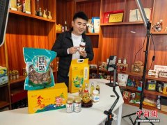 （乡村行·看振兴）从“脚底板”到直播间  中国东北深山特产“云销”海外